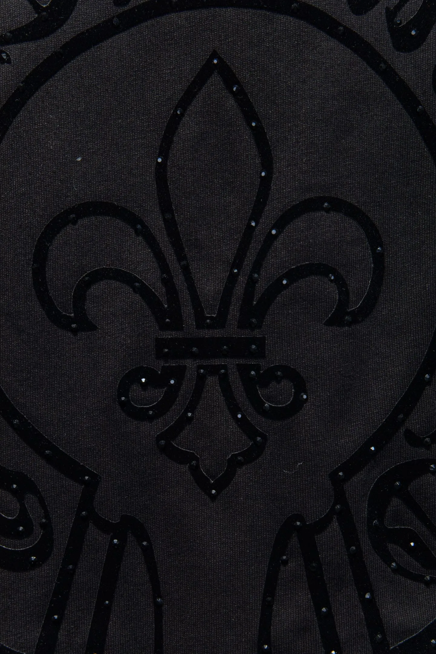 P170 🆕Chrome hearts 25ss os version is really charming and Chrome Hearts is really a must-have. Every season's new version is made to the extreme. It is very practical and can be worn casually. Nice✔️ - ⚠️100% cotton. It is made of 32-count double yarn, 260-gram weight fabric and imported knitted needle carded cotton. It has moderate thickness, drape and contour, and the upper body is comfortable! ! It is very tolerant to fat body types and can instantly lose five pounds after wearing it!  Specially ordered many Austrian hot diamonds, which have the bling bling effect of natural crystals under the light, with multi-faceted reflective points, and the production cost is extremely high. The laser molding includes a computer engraving machine and a laser machine, which are accurate in units of particles. Finally, it is hot and set at high temperature. After the hot ironing, the firmness needs to be tested repeatedly on the hot stamping. It can show colorful reflections under the light. The collar webbing extends to the shoulders for reinforcement, and the stitching at the joints. The hem and cuffs are all made of 0.2mm gauge double-thread turning. They are carefully produced at a high cost. The attitude of making goods with a magnifying glass restores the quality and effect of the product. The full set of customized accessories is only used to present every detail to customers. Film printing, 50,000 positioning, is very time-consuming. The addition of flocking elements to the body greatly increases the interest of the clothing; unique visual effects. After special treatment, a unique effect is formed. An irregular hem is added to the version. This year's Kroxin is the main version. In the past two years, the oversize version has become the focus of the trend and has been a popular staple in the past two years. The change of designers has made this brand an instant hit. The progressive fashion of the times also needs the blood impact of fresh elements and trendy designs in order to continue its glory! It’s stylish both inside and outside, a must-have for high street travel! An absolute "eye-catching style" that can match couples 💏 Color: Black White Size: S M L XL